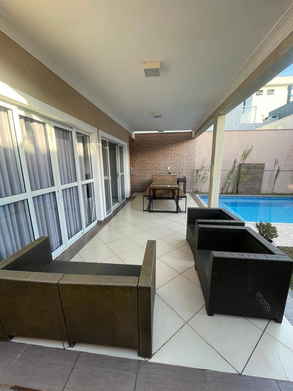 Casa à venda e aluguel com 3 quartos, 250m² - Foto 2