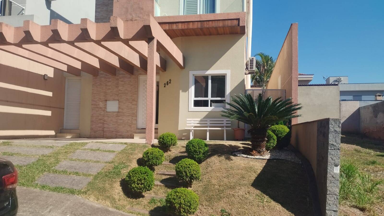 Casa à venda e aluguel com 3 quartos, 250m² - Foto 1