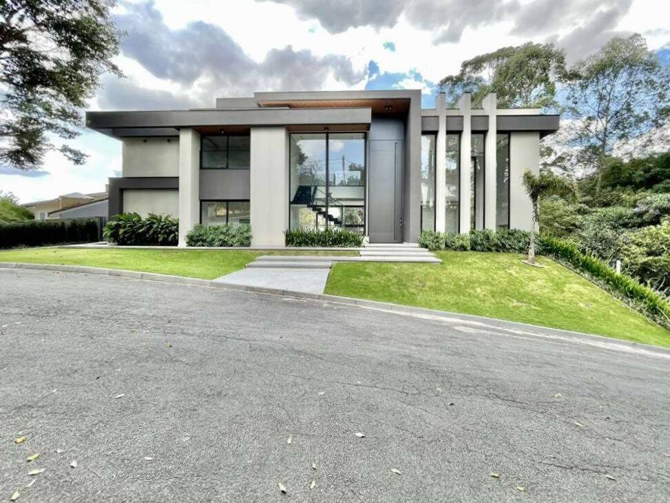 Casa à venda com 4 quartos, 653m² - Foto 1
